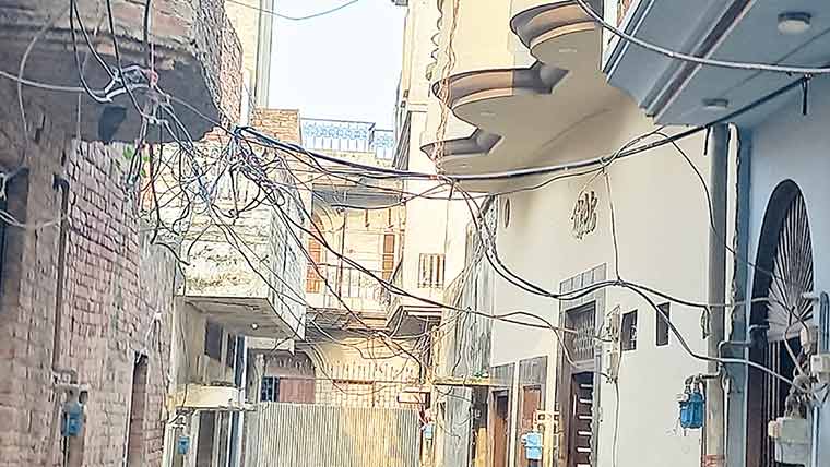 علی پور چٹھہ :گیپکو حکام کی نااہلی،گلیوں،بازاروں میں لٹکتے ننگے تار شہریوں کیلئے خطرہ 