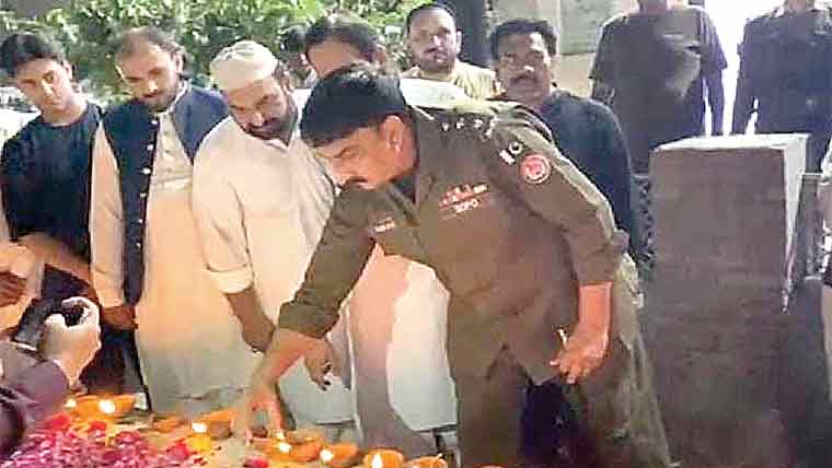 بورے والا:پولیس شہدا  کی یاد میں شمعیں روشن