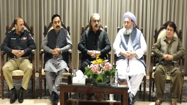 آپریشن، نقل مکانی قبول نہیں : وزیراعلیٰ ہائوس پشاور میں جرگہ 