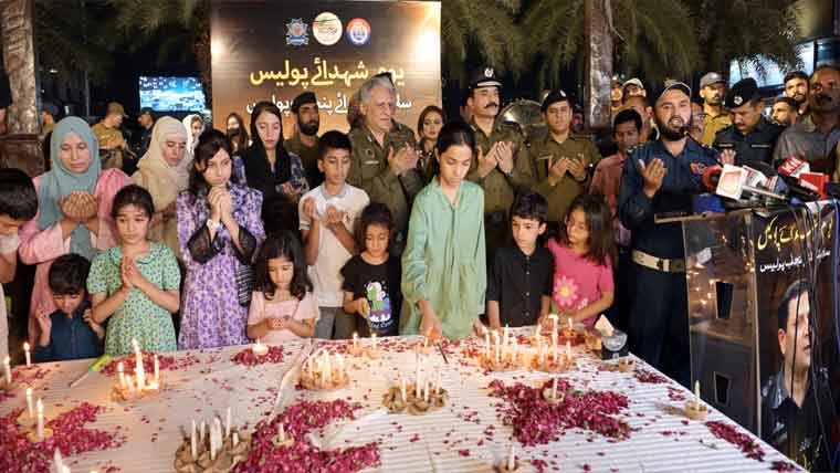 یومِ شہداء پولیس:تقریبات میں شمعیں روشن، قبروں پر سلامی