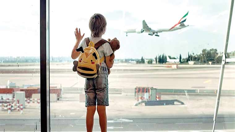 بچے کا ویزا نہ ہونے پر والدین ائیرپورٹ پر چھوڑ گئے