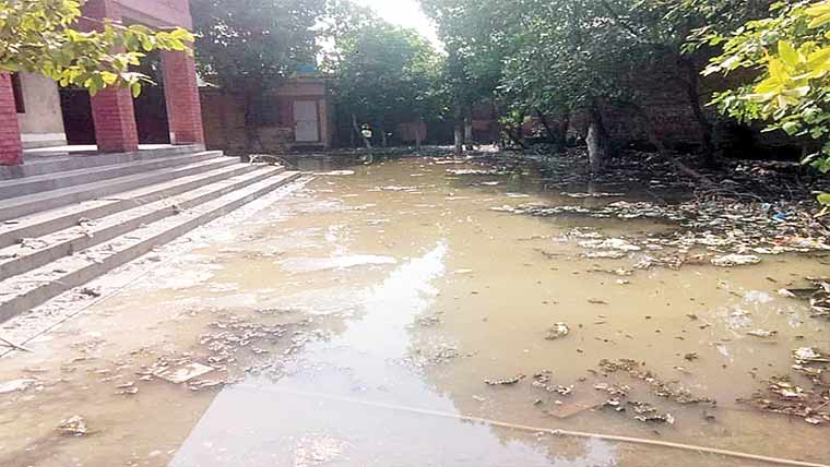 گورنمنٹ سکول ڈھینگرانوالی  سے گزرتے نالے نے  پوری بلڈنگ کو زیر آب کر دیا 