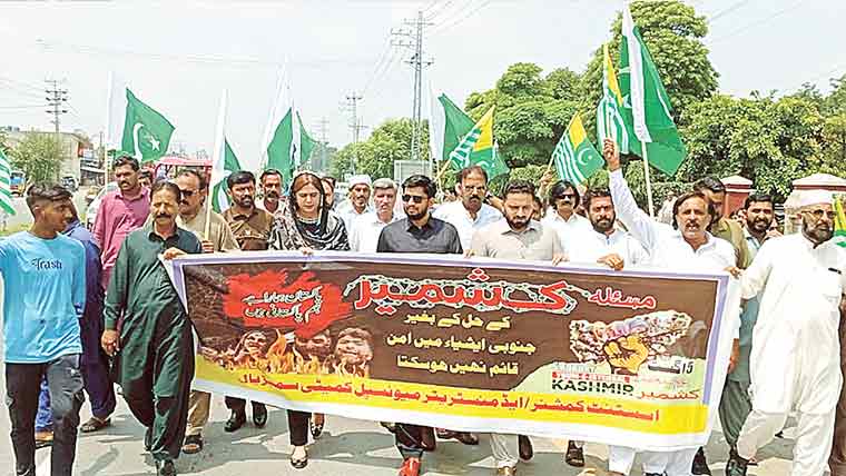 تحصیل کمپلیکس سمبڑیال سے  یوم استحصالِ کشمیر پر ریلی نکالی گئی 