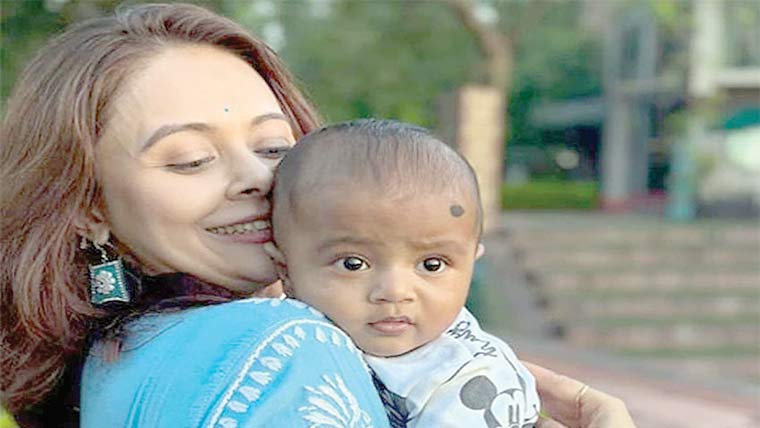  بیٹے کی رنگت پر تنقید،بھارتی اداکارہ کاقانونی کارروائی کا فیصلہ