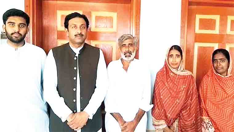 معذوری رکاوٹ نہیں، جلپانہ کی  دو بہنوں نے میٹرک میں  اعلیٰ پوزیشنز حاصل کرلیں 