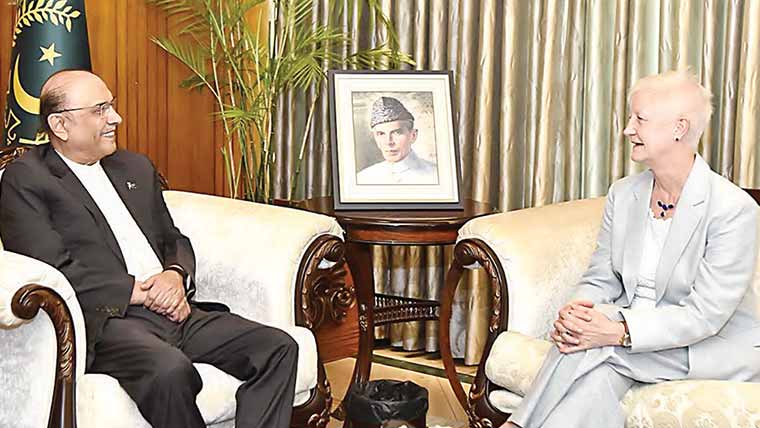 سبکدوش یورپی یونین سفارتی مشن  کی سربراہ کی صدر سے ملاقات دوطرفہ تعلقات پر تبادلہ خیال 