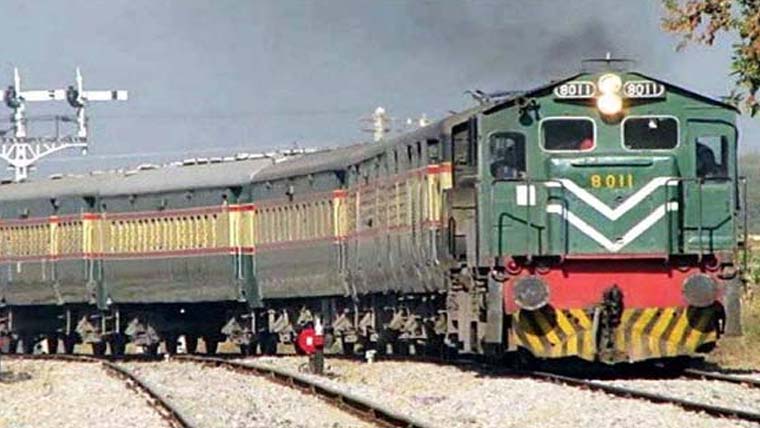 چلتی ٹرین کا جوائنٹ ٹوٹ گیا  ڈرائیور مسافروں سے بھری  آدھی گاڑی پیچھے چھوڑ گیا