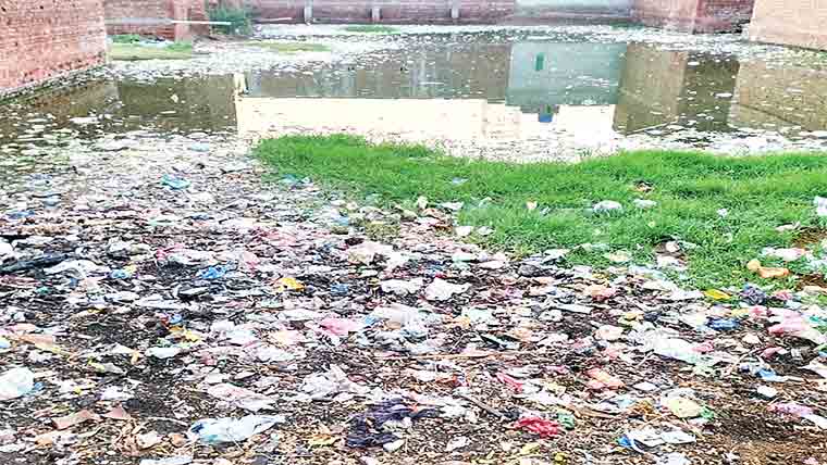 حافظ آباد :چاہ قاضیاں والا میں جوہڑ  کچرے سے بھر گیا ،علاقہ مکینوں کا احتجاج