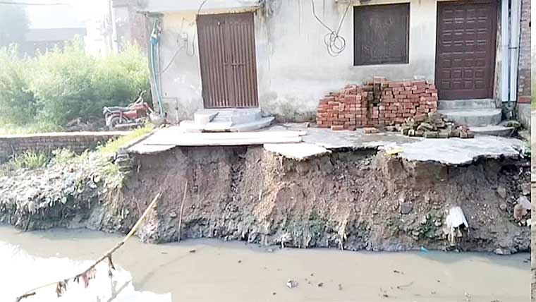 علی پورچٹھہ :سیم نالہ کی 2 سال سے جاری تعمیر وبال جان 