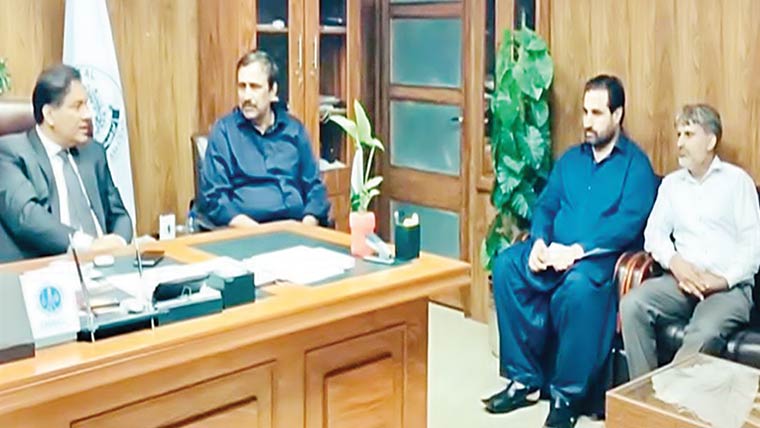 چیئرمین سی ڈی اے کا دورہ کیپٹل ہسپتال سہولیات کی فراہمی یقینی بنانے کی ہدایت