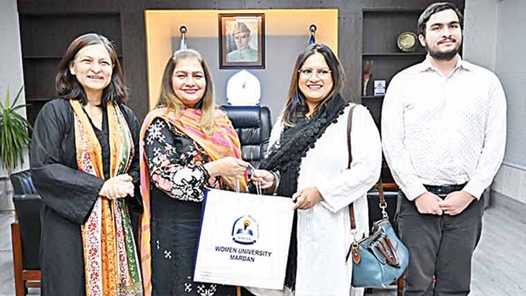 چیف ایگزیکٹو ملالہ فنڈ کا ویمن  یونیورسٹی مردان کا دورہ