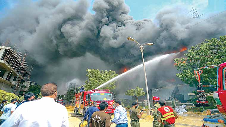 کراچی:فیکٹری میں خوفناک آتشزدگی،5منزلہ عمارت زمیں  بوس،8افراد زخمی 