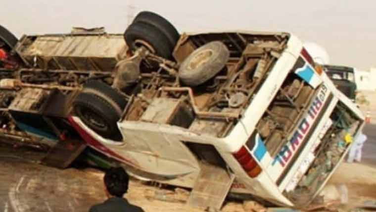  تیز رفتار بس الٹنے سے 2افراد زخمی