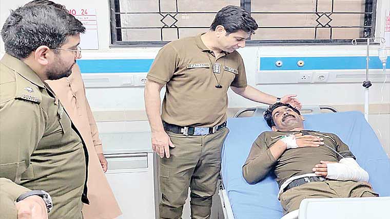 ڈی پی او سیالکوٹ کی جانب سے پولیس  مقابلے میں زخمی اہلکاروں کی عیادت