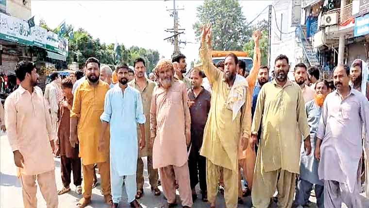 جمعہ بازار میں ٹھیکیدار کی غنڈہ گردی ،دکانداروں کا احتجاج