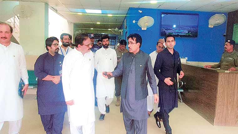  ڈی سی بھکر کا ٹی ایچ کیو ہسپتال کلورکوٹ کا اچانک دورہ