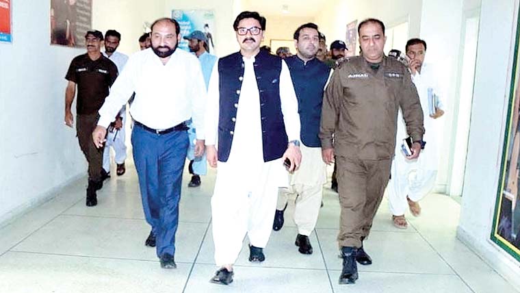 ڈپٹی کمشنر اور ڈی پی او کا کیڈٹ  کالج عیسیٰ خیل کا دورہ،مرمت کے  کام فوری مکمل کرنے کی ہدایت 