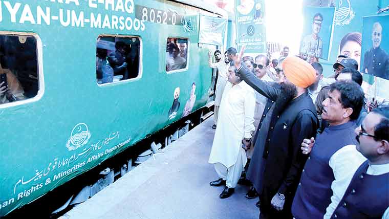 مینارٹی ڈے کی مناسبت سے سجائی  گئی تیز گام ایکسپریس کا افتتاح 