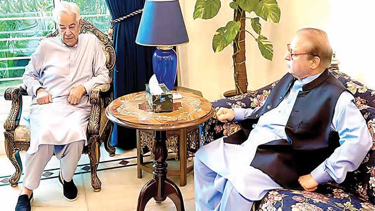 نواز شریف سے خواجہ آصف کی اہم ملاقات، سیاسی صورتحال پر گفتگو