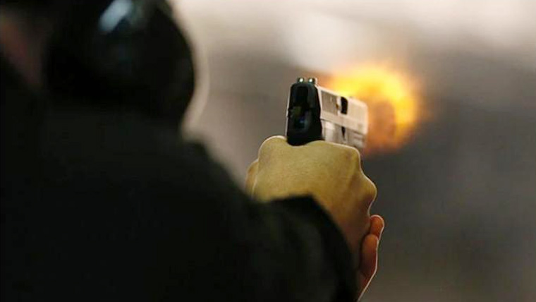 مسلح افراد کی پرانی دشمنی پر گھر  داخل ہو کر فائرنگ ،4 زخمی 