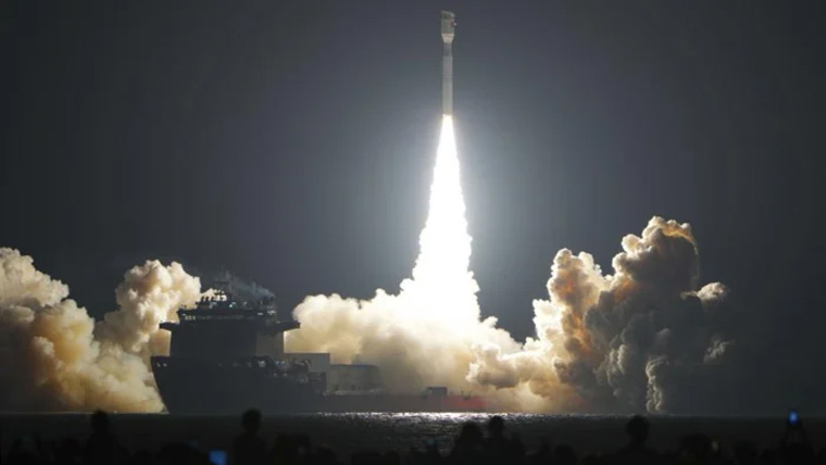 چین نے سمندر سے خلا  میں سیٹلائٹ لانچ کردیا