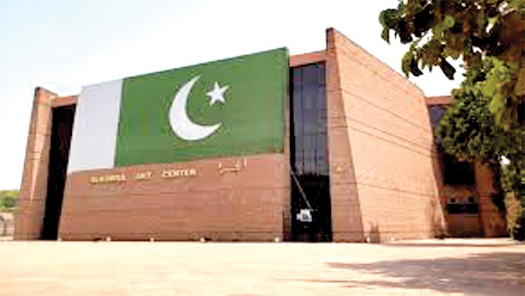  جشن آزادی:الحمرا میں 30فٹ لمبا،64فٹ چوڑا سبز پرچم آویزاں 