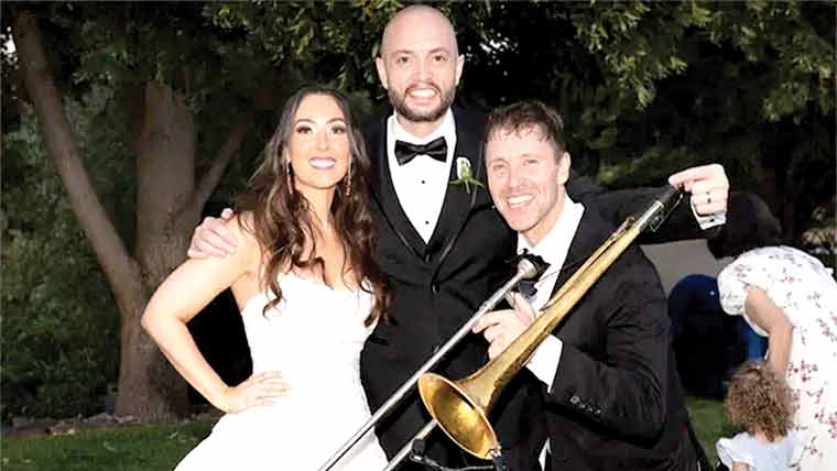 دلہا دلہن نے مہمانوں کیلئے 1 ہزار ڈالر کا ٹکٹ رکھ دیا