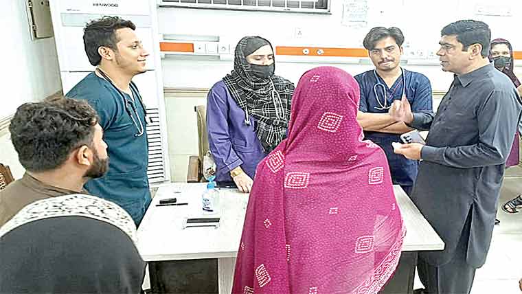 پرنسپل نشتر کا ایمرجنسی کا اچانک دورہ، سہولیات کا جائزہ