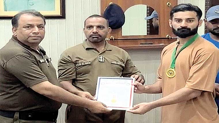 پنجاب پولیس کے ویٹ لفٹنگ مقابلے  حماد بٹ نے گولڈ میڈل جیت لیا 