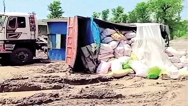 ہیڈ چھناواں پل کے قریب  ڈمپر الٹ گیا، ٹریفک متاثر