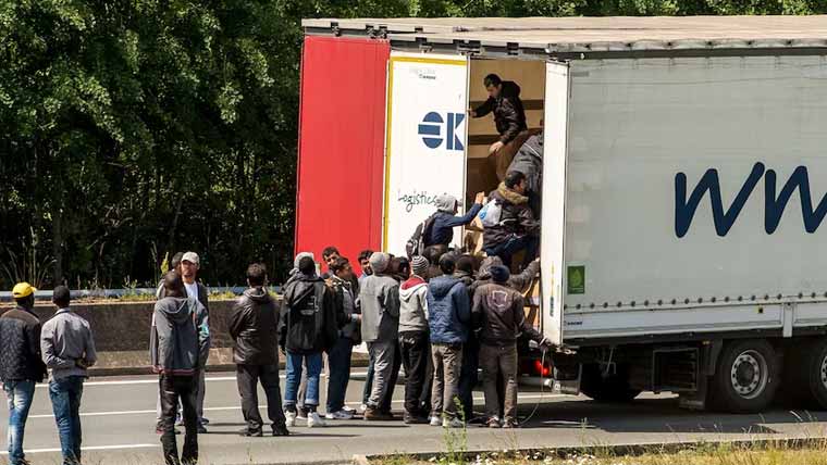 فرانس :ریفریجریٹر ٹرک سے اریٹریا  کے 15تارکین برآمد، 4ہسپتال منتقل