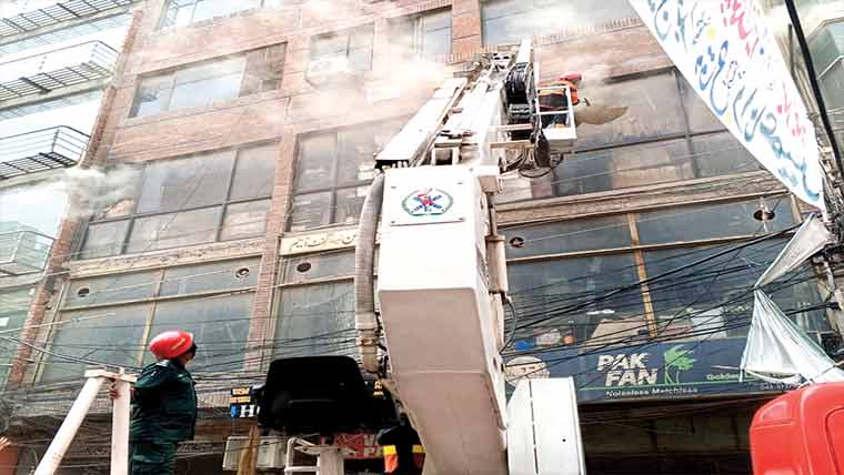 شاہ عالم مارکیٹ :دوسری منزل پر گودام میں آتشزدگی 