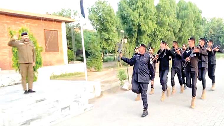 چنیوٹ پو لیس لائن میں جنرل پریڈ کا انعقاد ، مارچ پاسٹ 