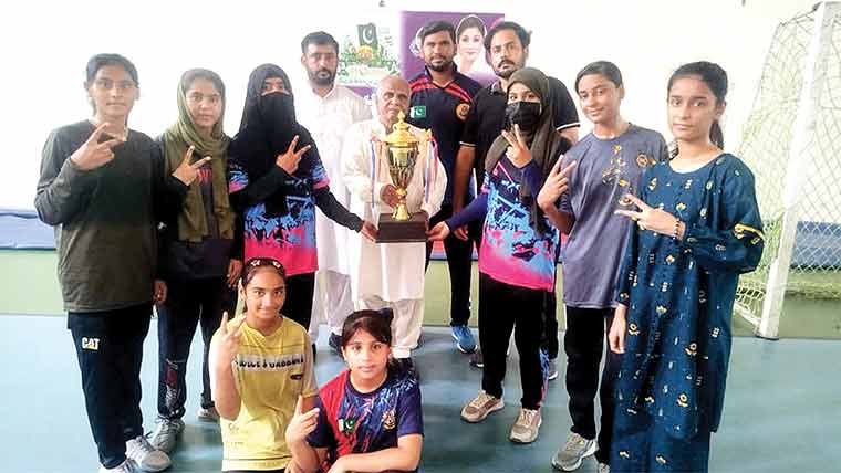  پولیس ہینڈبال ٹیم نے ایجوکیٹر ٹیم کو شکست دے دی 