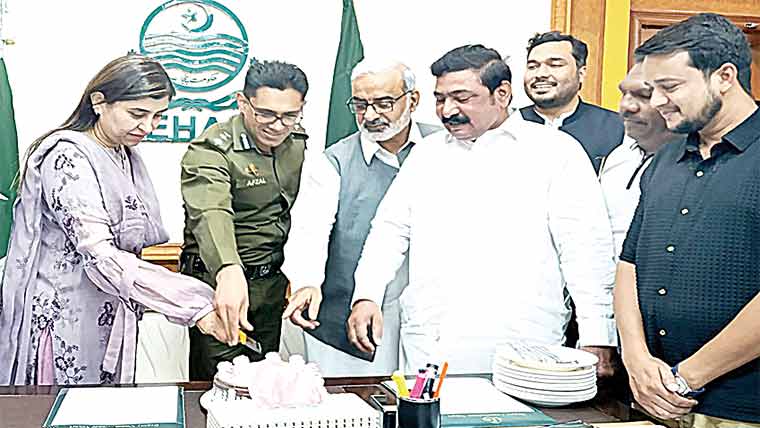  اقلیتوں کے عالمی دن پر ڈپٹی کمشنر آفس میں کیک کاٹا گیا 