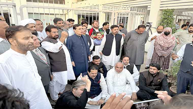  قومی اسمبلی:پی ٹی آئی کا احتجاج، عمران خان کی رہائی کے نعرے 