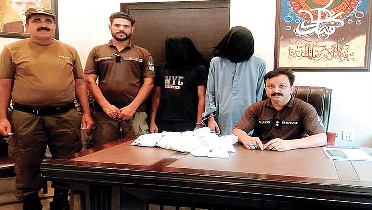 علی پورچٹھہ:ناکہ بندی کے  دوران 2 منشیات فروش گرفتار 