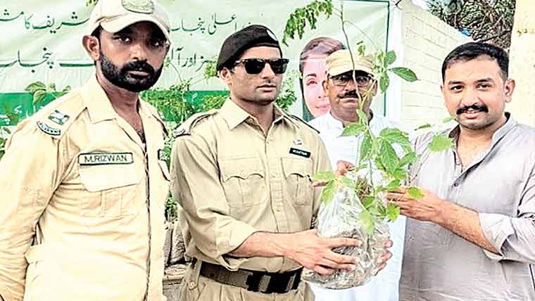 نوشہرہ ورکاں:محکمہ جنگلات کی جانب سے مفت پودے تقسیم