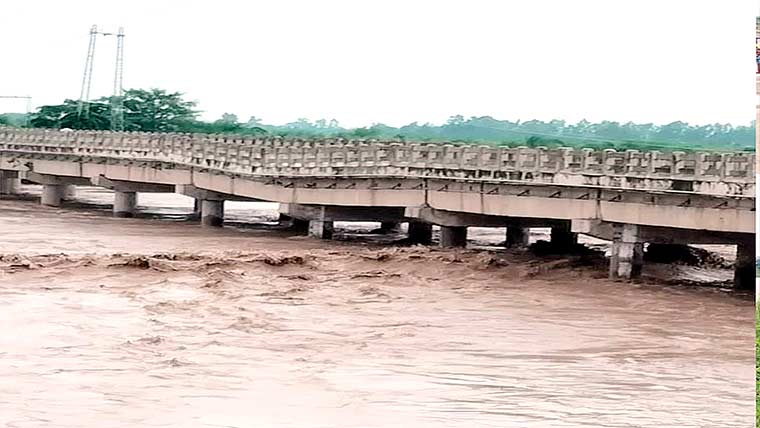 سیالکوٹ :ہنجلی پل سیلابی ریلے سے متاثر ، ٹریفک کیلئے بند 