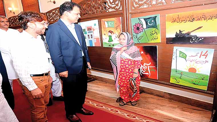 حافظ آباد:خطاطی و مصوری کے فن پاروں کی نمائش