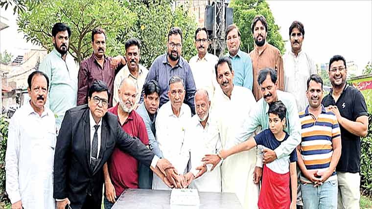 پروفیشنل فوٹو گرافرز ایسوسی ایشن  نے جشن آزادی کا کیک کاٹا 