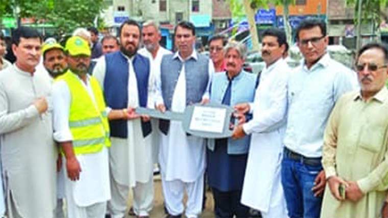 وزیرآباد:لائیو سٹاک کے عملہ میں مو ٹر سائیکلیں تقسیم 