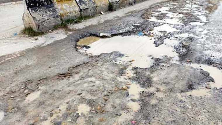 ٹوبہ :آفیسرز کالونی کی سڑکیں بدترین ٹوٹ پھوٹ کا شکار 