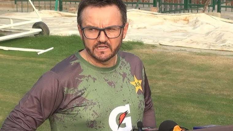 ڈیتھ باؤلنگ،ٹاپ آرڈرمیں بہتری کی ضرورت :ہیسن