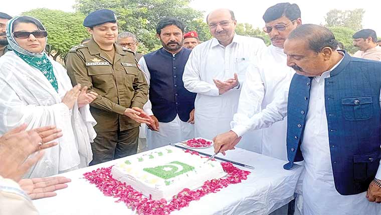 ڈی سی کمپلیکس جوہرآباد میں پرچم  کشائی،استحکامِ پاکستان ،شہداء کیلئے دعائیں