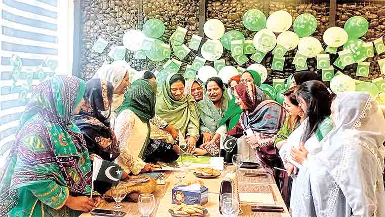 مسلم لیگ ن شعبہ خواتین کے زیر اہتمام  جشن آزادی کیک کاٹنے کی تقریب 