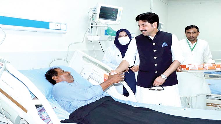  ڈپٹی کمشنر کا ڈی ایچ کیو ہسپتال کا دورہ،  مریضوں کے ساتھ جشنِ آزادی منایا گیا 