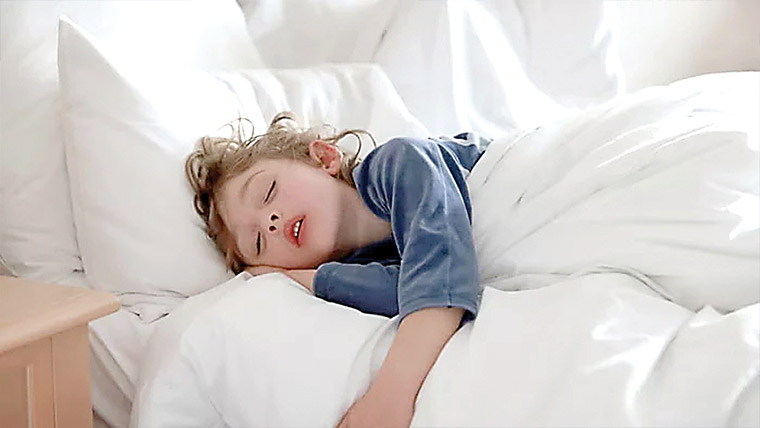 منہ کھول کر سونا معمولی سی بات یا پھر سنگین مسئلہ