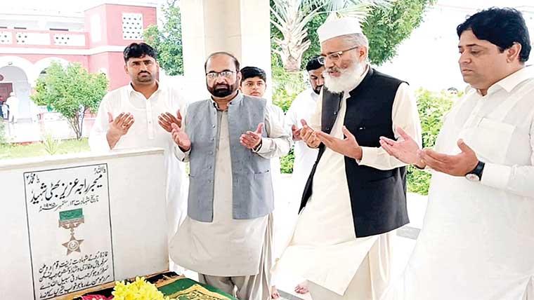 سراج الحق کی میجر راجہ عزیز  بھٹی کے مزار پر فاتحہ خوانی