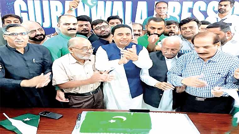 گوجرانوالہ پریس کلب میں پرچم کشائی،شہداکو خراج عقیدت 